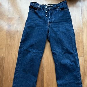 Levi’s Womens Ribcage straight 29. Dark denim. Worn a couple times!